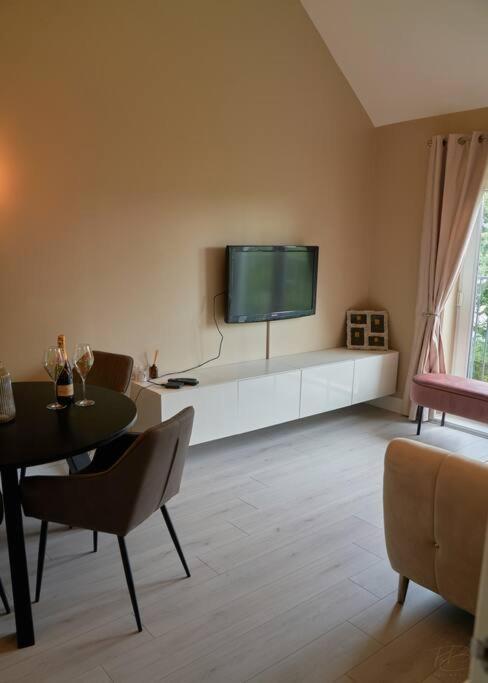 Stunning Luxury 2 Bed Apartment With En-Suite In Wokingham City Centre Eksteriør bilde