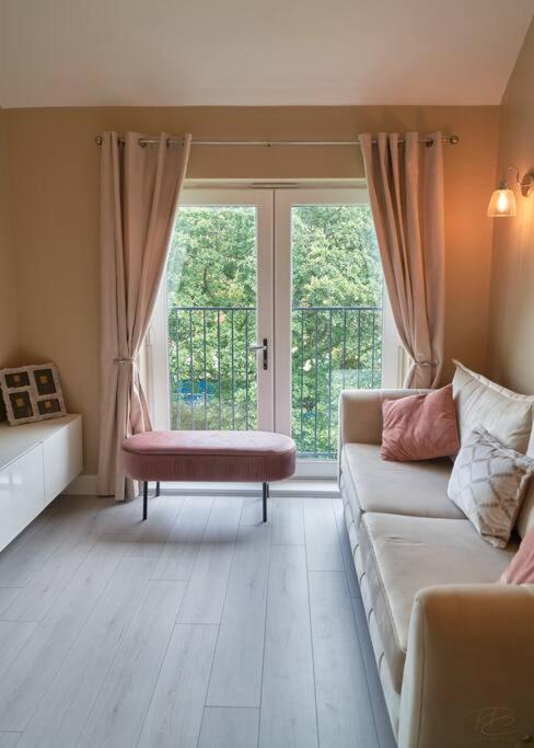 Stunning Luxury 2 Bed Apartment With En-Suite In Wokingham City Centre Eksteriør bilde