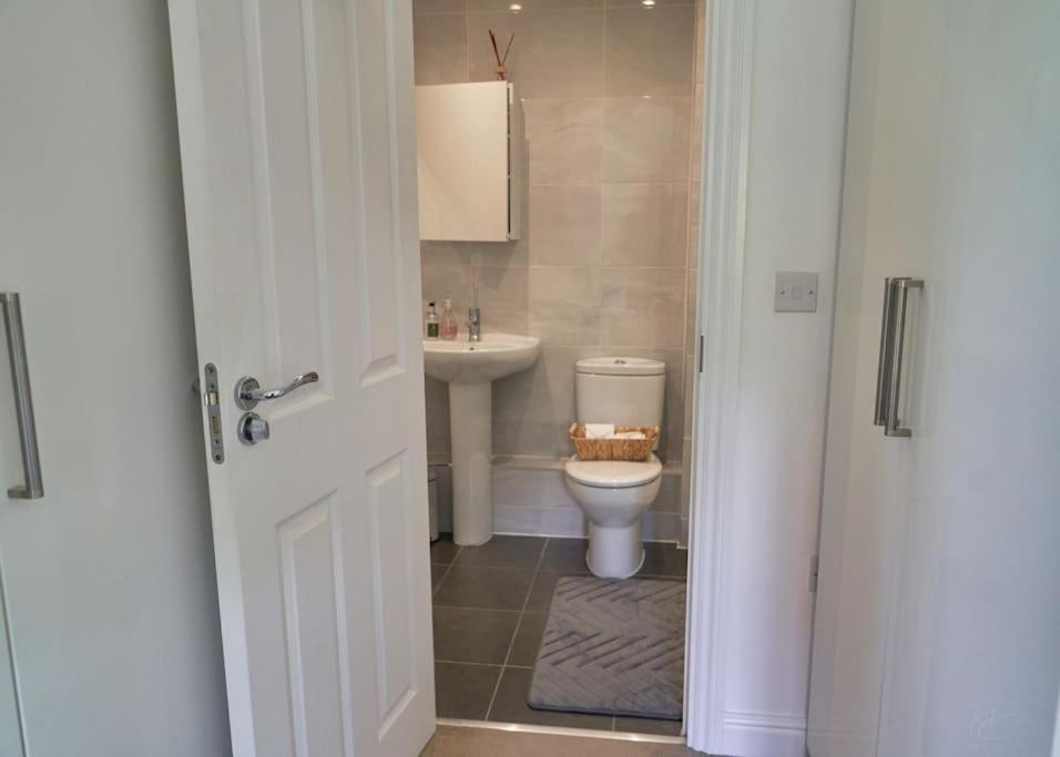 Stunning Luxury 2 Bed Apartment With En-Suite In Wokingham City Centre Eksteriør bilde