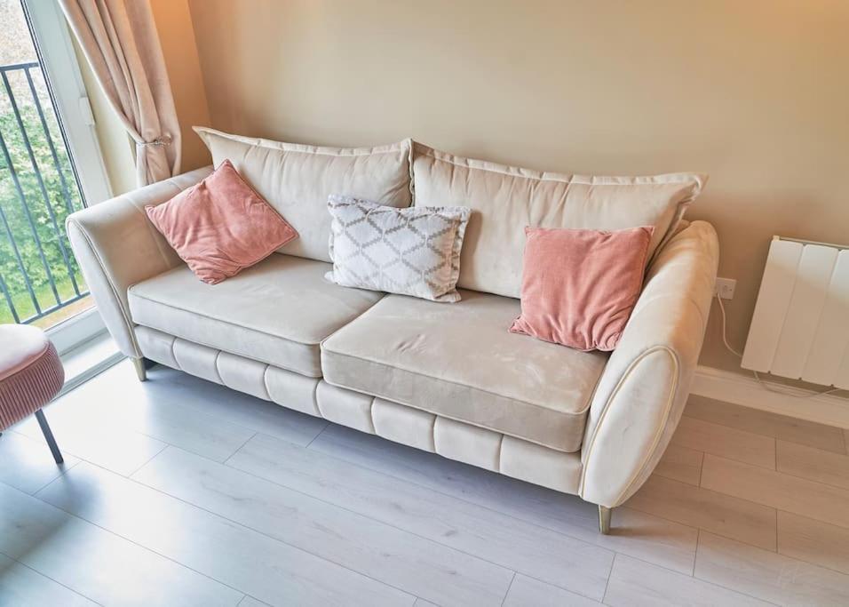 Stunning Luxury 2 Bed Apartment With En-Suite In Wokingham City Centre Eksteriør bilde
