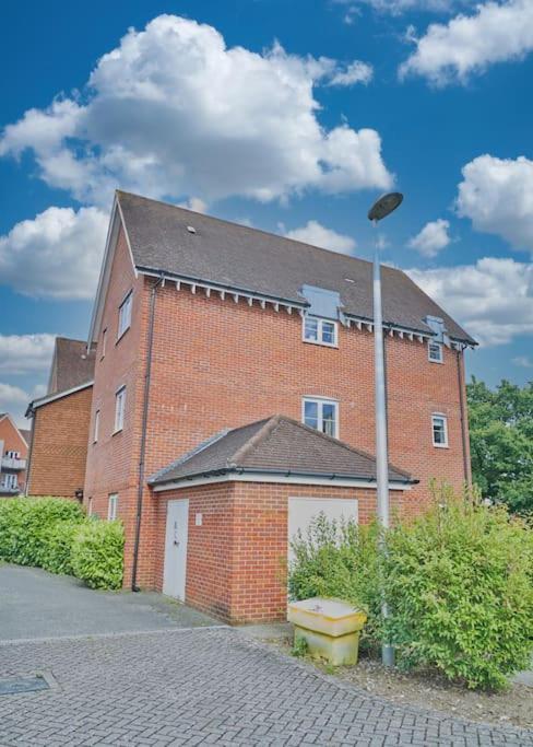 Stunning Luxury 2 Bed Apartment With En-Suite In Wokingham City Centre Eksteriør bilde
