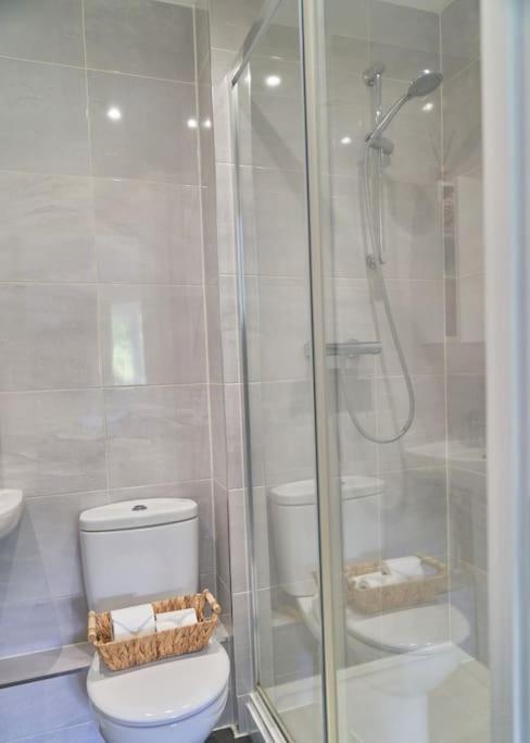 Stunning Luxury 2 Bed Apartment With En-Suite In Wokingham City Centre Eksteriør bilde